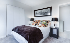 slaapkamer met wit bed