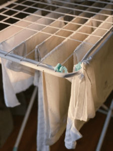 droogrek met witte kleding