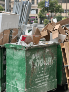 groene container met afval