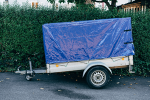 aanhangwagen met blauw dekzeil
