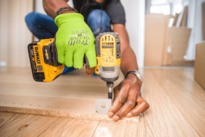 boor in houten plank